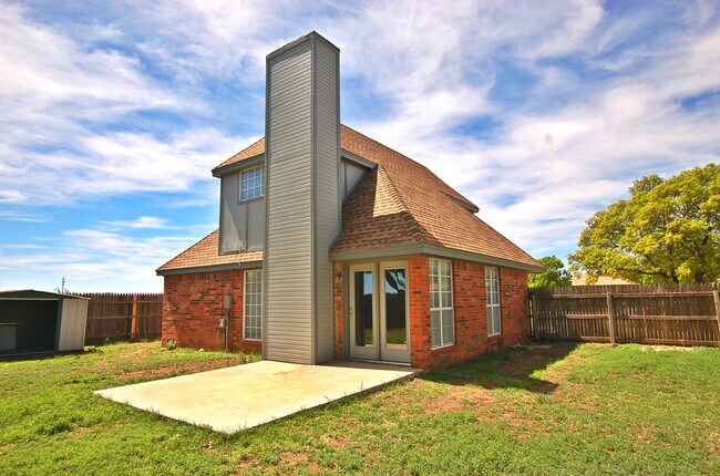 Building Photo - Available to Pre-Lease! Recently Updated 3 Bedroom!