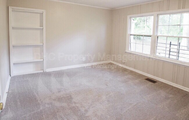 Building Photo - 892 Midway St SE