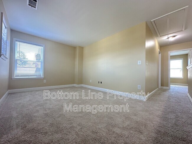 Building Photo - 6223 Woodland Commons Dr
