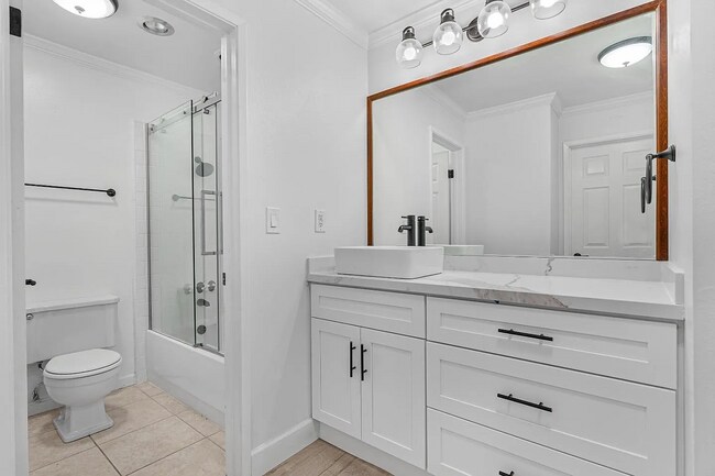 Building Photo - Welcome home to your beautiful starter hom...