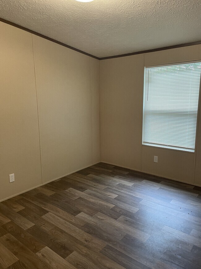Building Photo - 326 Oak Leaf Cir