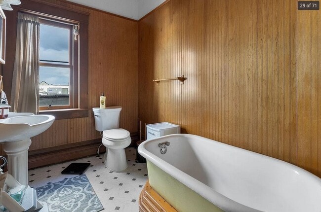 Building Photo - Charming 2 Bed, 2 Bath Apartment in Downtown Hamilton