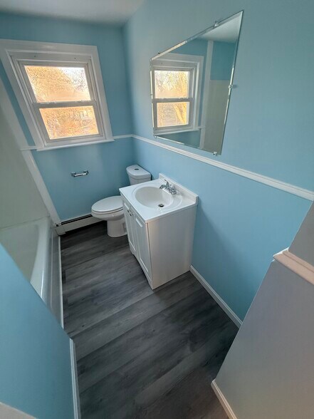 Building Photo - 38 Pine St