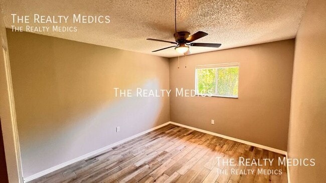 Building Photo - 836 W Rosewood Ln