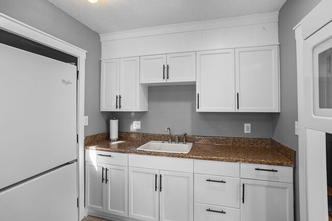 Building Photo - 1 Bedroom 1 Bath Duplex in the Heart of Auburn