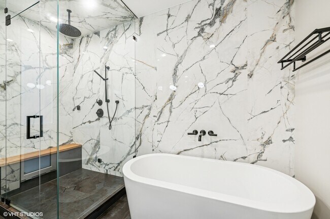 Building Photo - 2149 W Belmont Ave