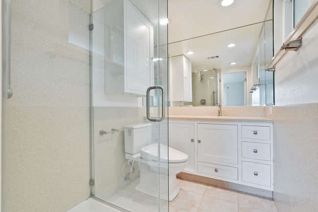 Building Photo - Top floor 2 Bed 2 Bath Condo in Los Altos!