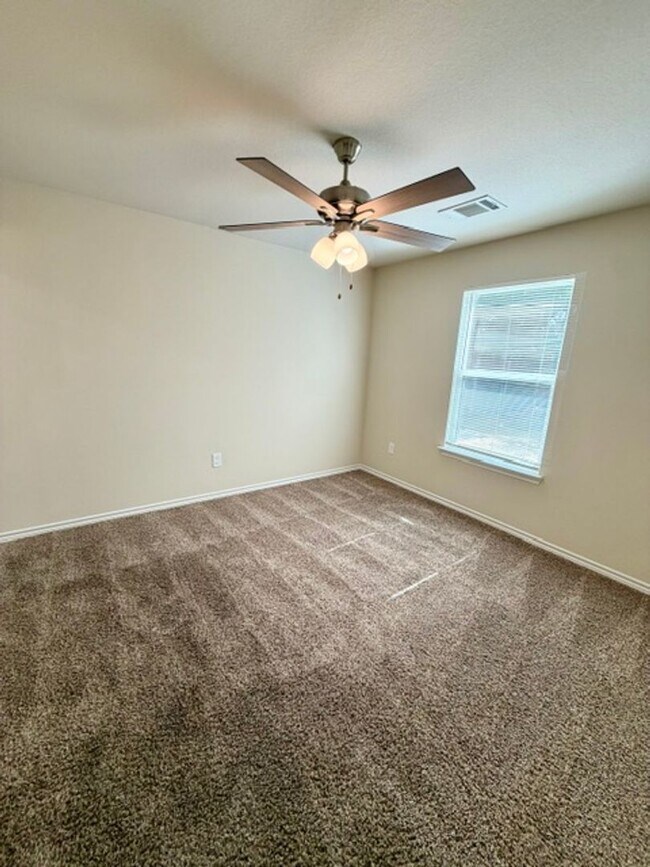 Building Photo - 102 Pecan Dr