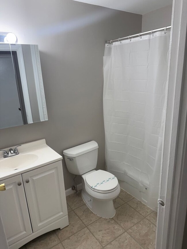 Building Photo - Spacious 1 Bed - 1 Bath Apartment in Crans...