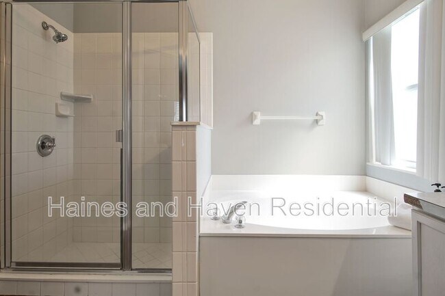 Building Photo - 323 Castlemain Cir