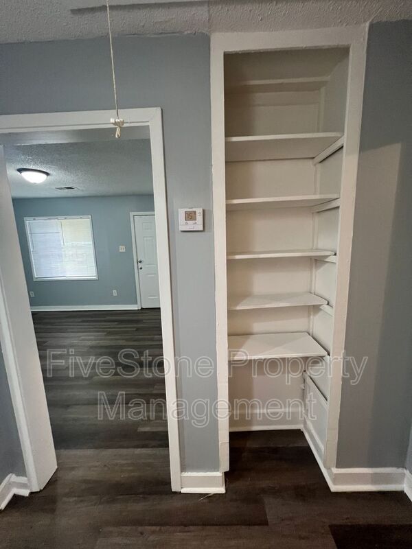 Building Photo - 1300 Robin Hood Ln