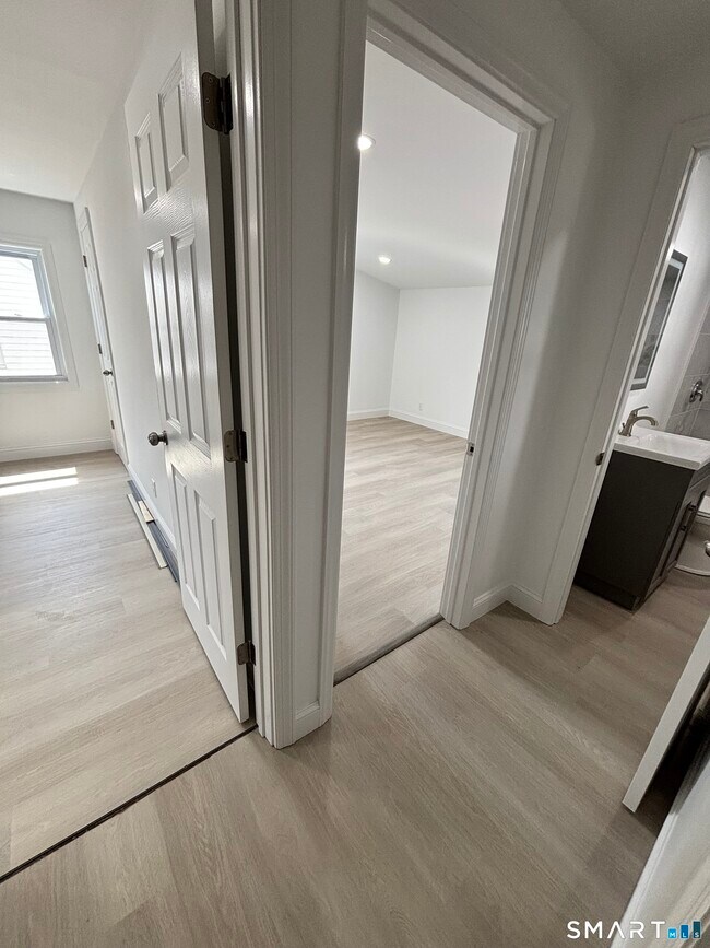 Building Photo - 23 Roosevelt Ave