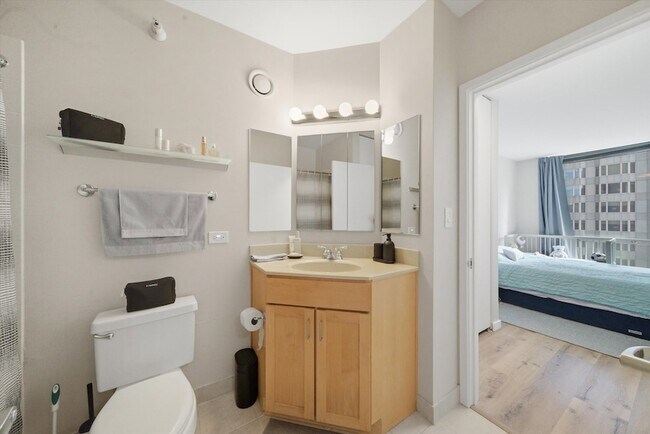 Building Photo - 222 N Columbus Dr