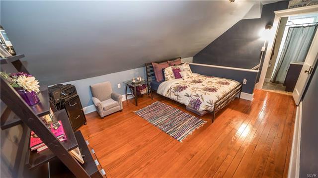 3rd floor bedroom - 908 Porter St