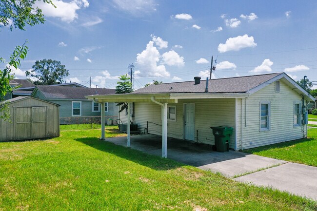 Building Photo - 2701 Rose Dr