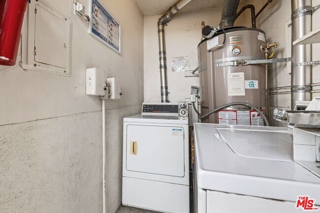 Building Photo - 1852 Kelton Ave