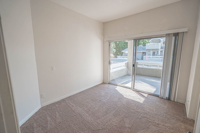 Building Photo - 2 Bedroom Condo for Rent in Valencia!