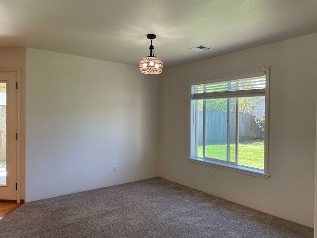 Building Photo - Stunning 3 Bedroom 2 Bath Home- Located in Friendly Central Point-Over 1600 Sq. Ft.