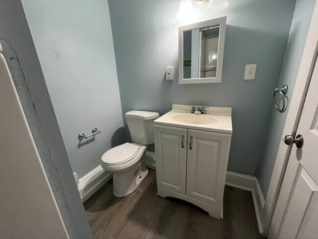 Building Photo - Gorgeous 1-bedroom, Second floor! Apartmen...