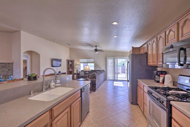 Building Photo - 2447 Rio Dr