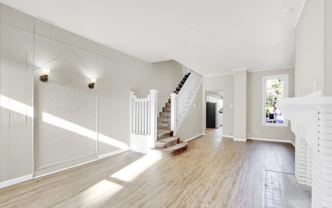 Building Photo - Bright 5 Bedroom, 1.5 Bath Home!