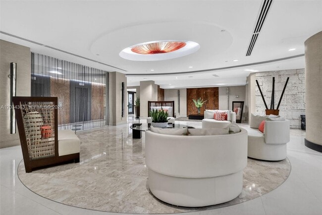 Building Photo - 2555 Collins Ave