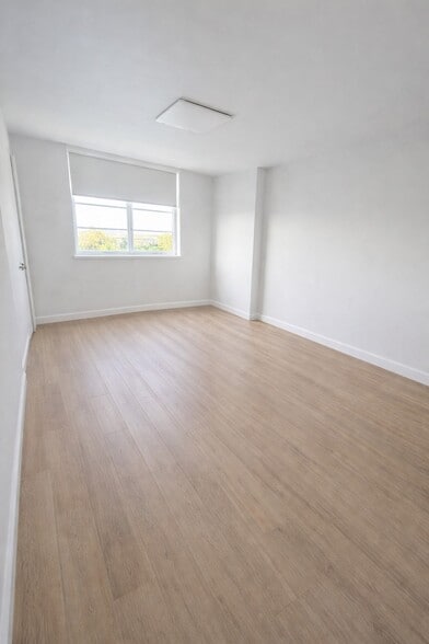 Building Photo - 300 Bayview Dr