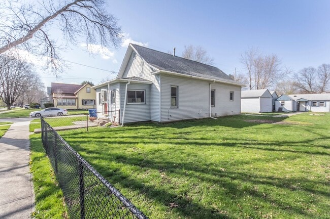 Building Photo - 3 bedroom 1 bath 2 Stall Garage