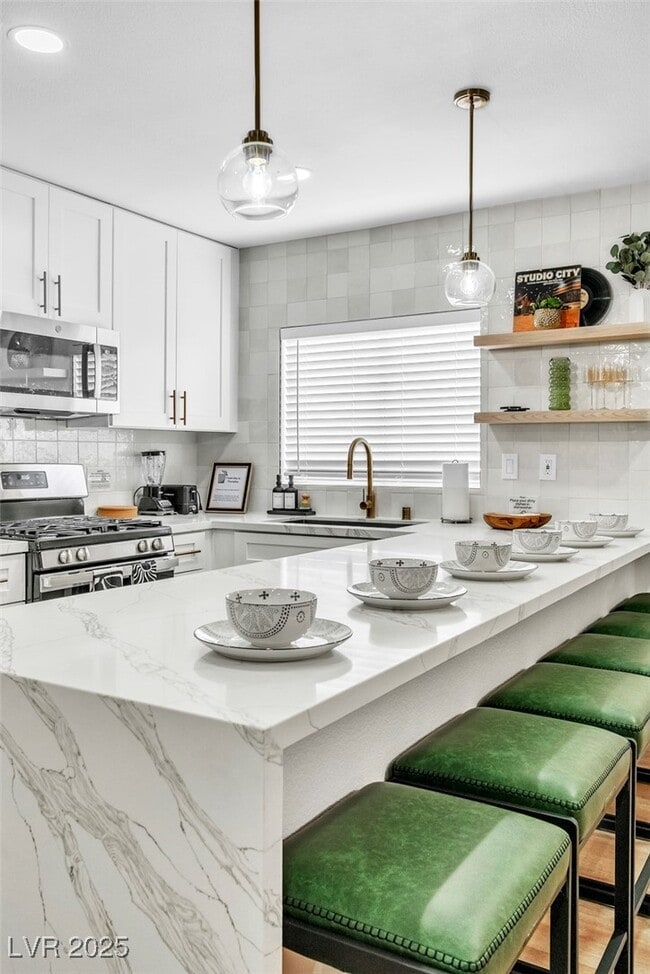 Building Photo - 425 Golden Valley Dr