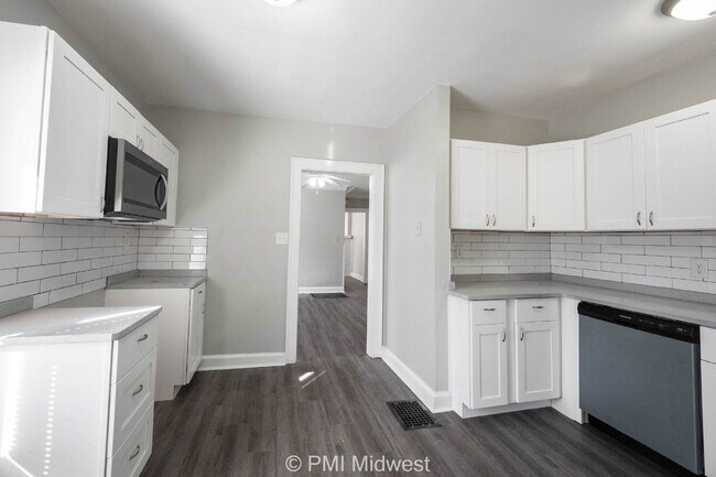 Building Photo - "Charming 3 Bedroom with Hardwood Floors i...