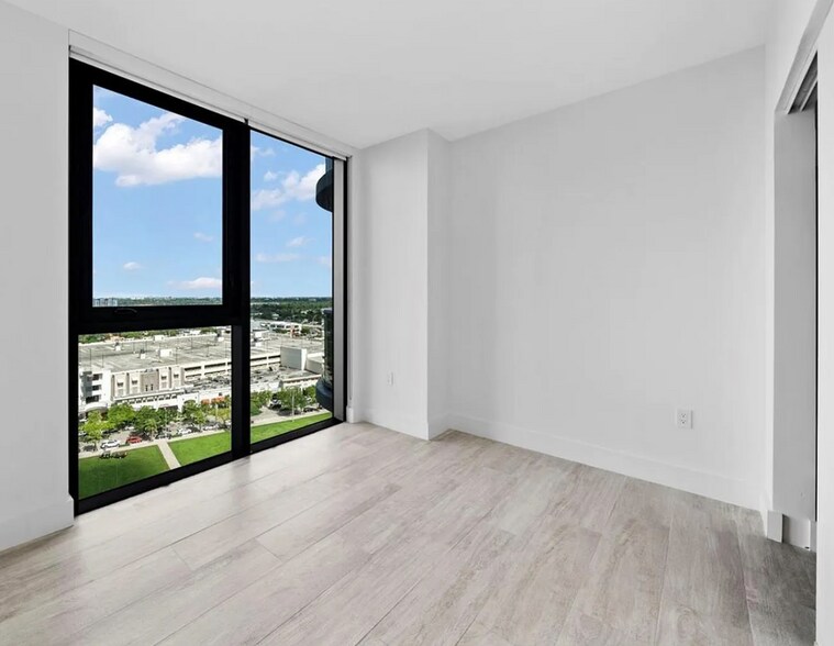 Building Photo - 121 NE 34th St