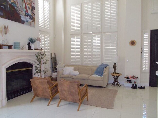 Building Photo - Stunning Fully Remodeled Luxury Home in Peccole Ranch