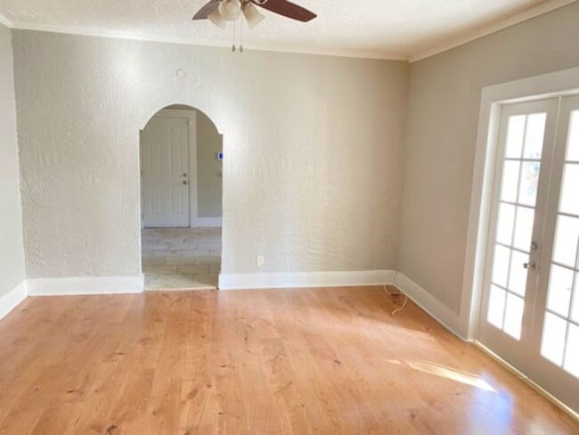 Building Photo - Charming Home - A Must See!