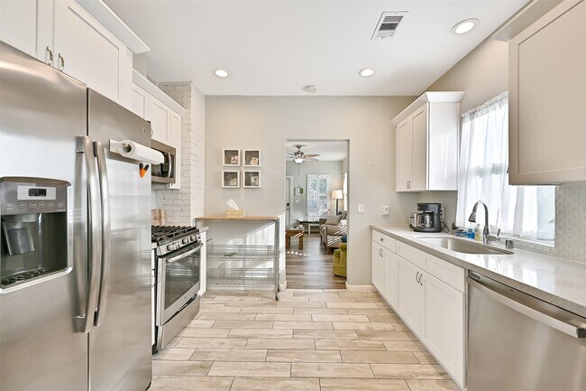 Building Photo - 5008 Avenue O 1/2