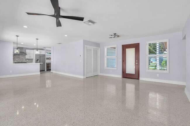 Building Photo - 930 S Lakeside Dr