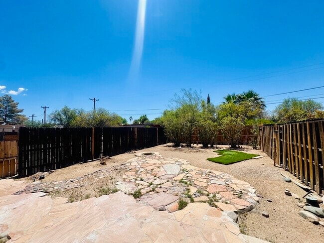 Building Photo - Spacious Private Yard with Washer/Dryer Ho...