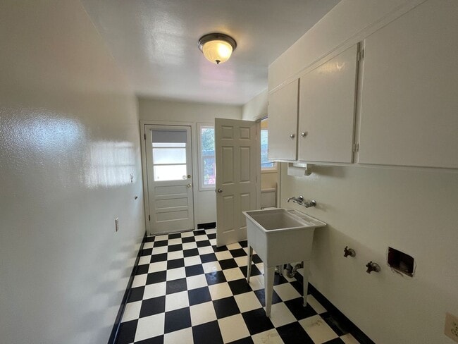 Building Photo - 1911 H St