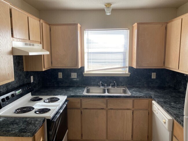 Building Photo - 3bd/2ba Single-Family Home on Amethyst Dr!