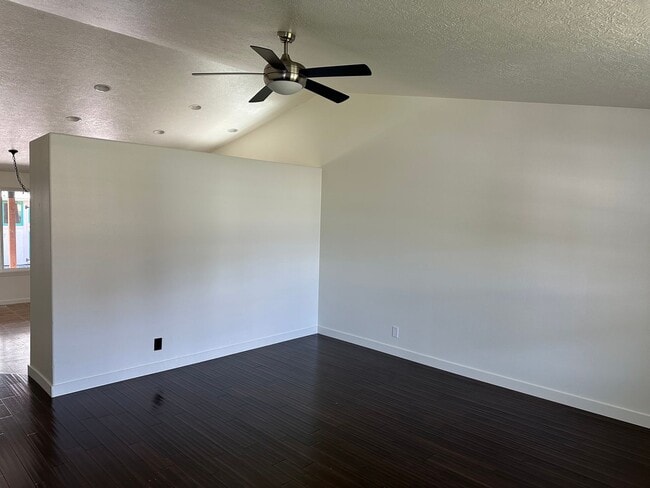 Building Photo - 3-bedroom 2 bath House