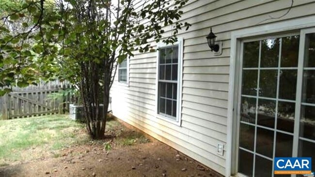 Building Photo - 140 Burnet St