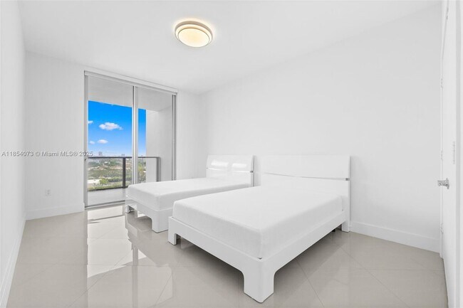Building Photo - 17301 Biscayne Blvd