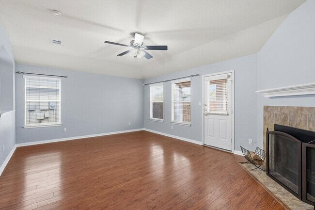 Building Photo - Freshly Painted Spacious 4 Bedroom!