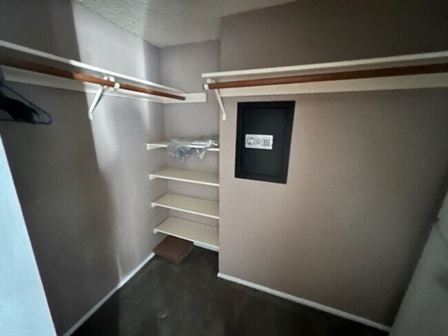 Building Photo - 1 Br Condo on lower level! Gated community
