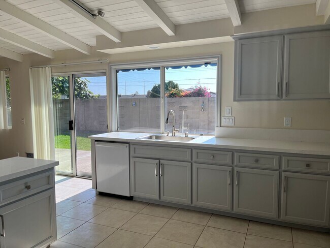 Building Photo - Lovely Home with 3 bedrooms, 2 bath plus o...