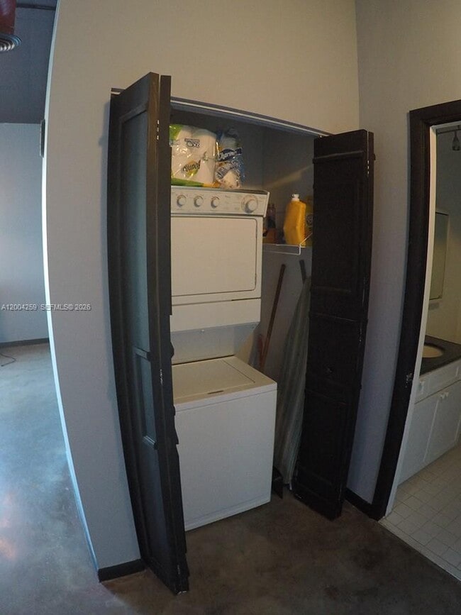 Building Photo - 10 SW South River Dr