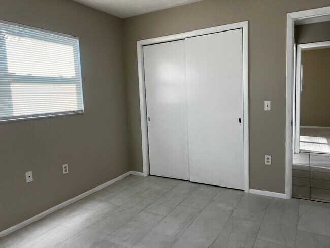 Building Photo - 2BD/1BA/Single carport - Venice