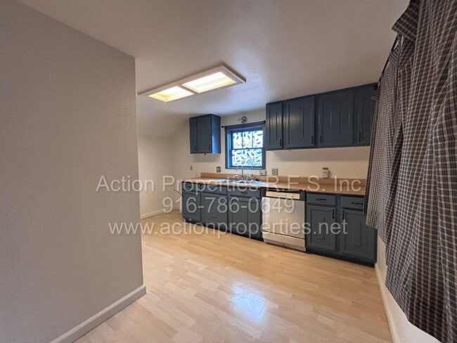 Building Photo - Central Roseville, 1 Bed, 1 Ba, Wall Air, Large Living Room, Bedroom Downstairs, Large Deck great...