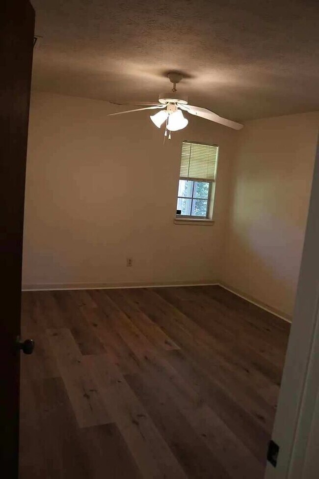 Building Photo - 2 Bedroom 1 Bath Available September 1. Cl...
