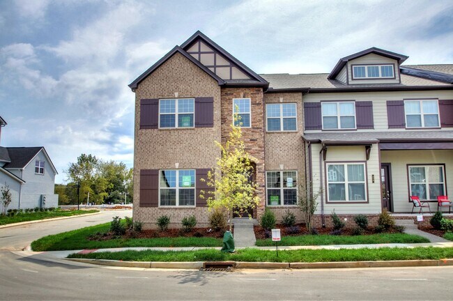 Building Photo - Resort Style Living in Franklin!