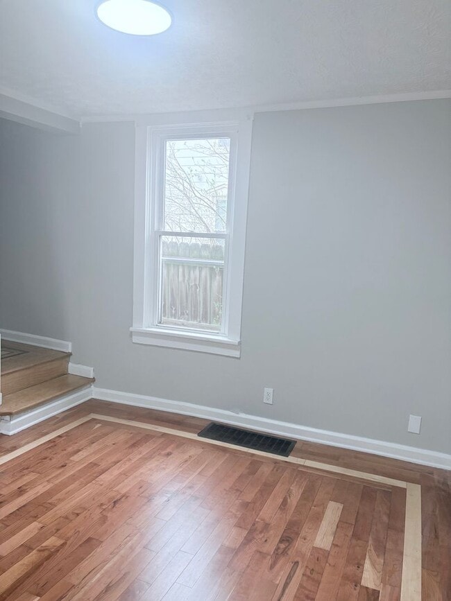 Building Photo - Newly Renovated 4 Bed, 1.5 Bath with 2 Bonus Rooms!